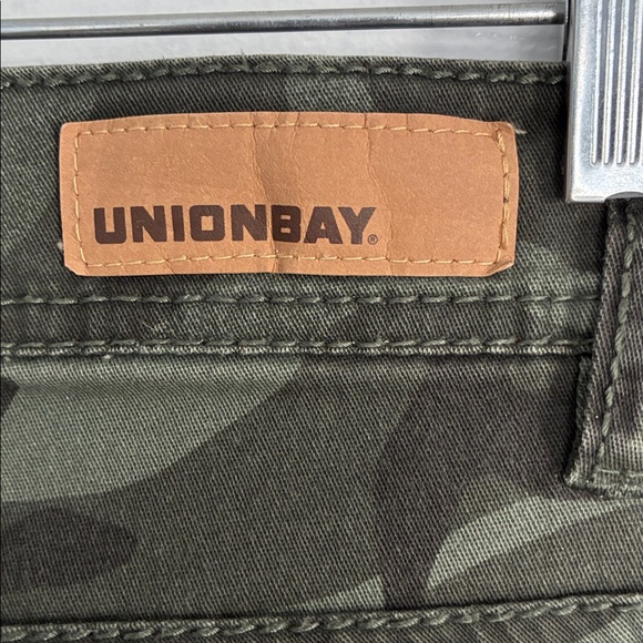 UNIONBAY Green Camouflage Cargo Pants with Zipper Detail under front pocket - Picture 9 of 9